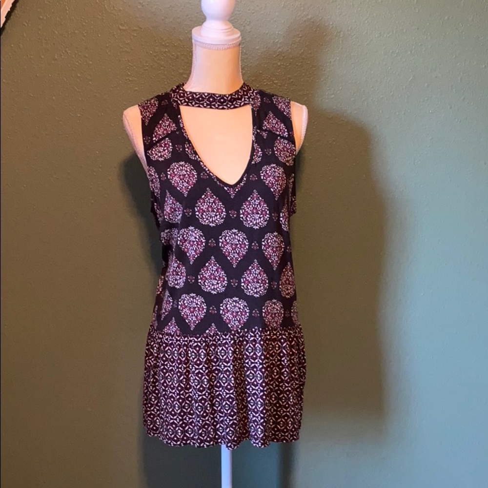 Black with Flower Design sleeveless Top. Size 1X